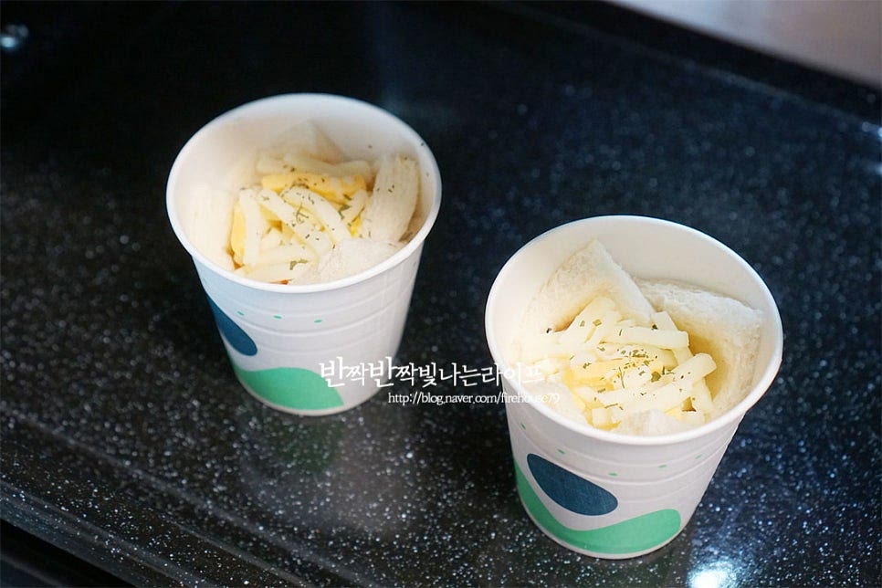 전자레인지에 넣고 2분 30초 돌린 뒤 익은 정도에 따라 시간을 조절해 주세요. 계란이 익고 치즈가 녹으면 되기 때문에 핫케이크 가루로 만드는 것보다 더 간단해요. 한 번에 시간을 넉넉하게 설정하는 것보다 1분~2분 나누어 익히면 속 재료가 흐르지 않게 만들 수 있어요. 이쑤시개나 젓가락으로 찔러보았을 때 달걀물이 묻어나지 않으면 잘 익었어요. 전자레인지로 치즈를 녹일 때 오래 돌리면 수분이 날아가 단단하게 굳을 수 있으니 너무 오래 조리하지 않는 게 좋습니다.