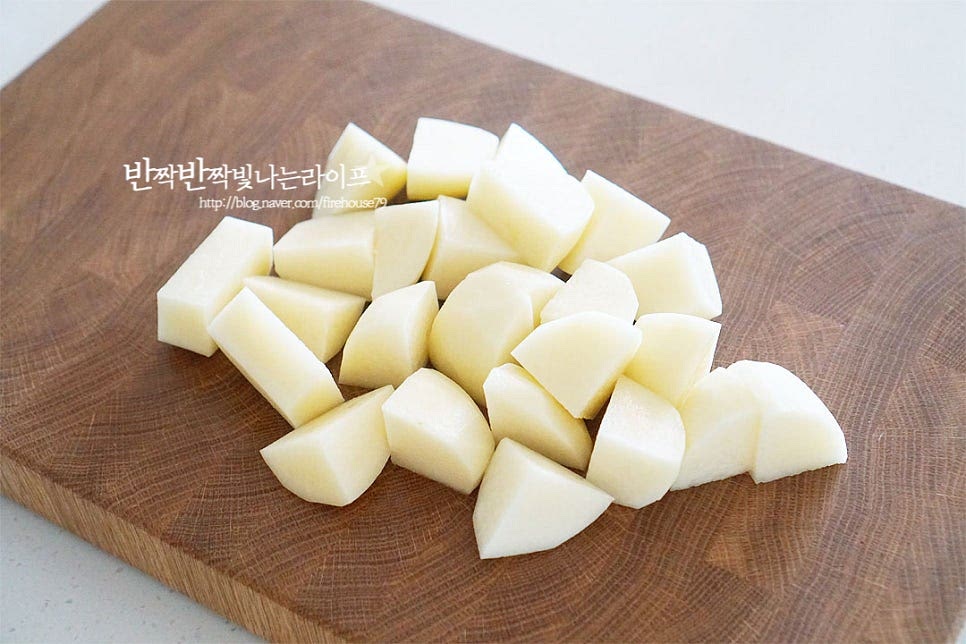 감자는 껍질을 벗긴 뒤 사방 3cm 크기로 잘라줍니다. 너무 작으면 부서지기 쉬우며 크기가 크면 익히는 데 시간이 걸리니 떠서 먹기 적당한 크기로 잘라 요리하기도 좋고 본연의 식감을 포실포실 맛볼 수 있도록 해줍니다. 소고기는 간이 잘 스며들 수 있도록 얇게 썬 불고기용을 준비했습니다. 키친타월로 가볍게 핏물을 제거한 뒤 4cm 길이로 잘라 준비합니다. 가위를 사용하여 간편하게 잘라도 됩니다. 핏물을 조금 더 깔끔하게 요리하고 싶다면 물에 담가 헹구어주셔도 좋습니다. 꽈리고추는 길이에 따라 2~3등분 해주고 양파는 사방 2cm로 깍둑썰기해줍니다. 매운맛에 따라 건고추나 청양고추를 넣어도 좋아요.