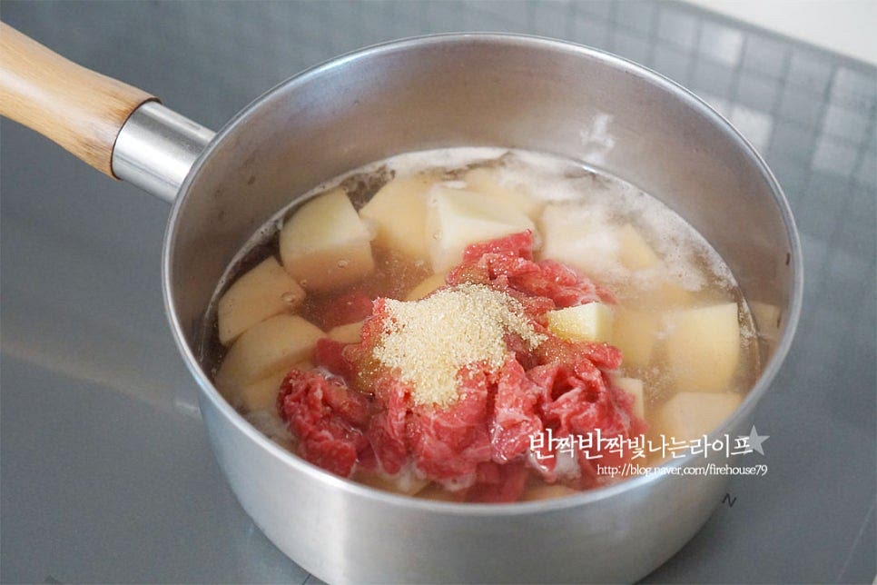 황설탕 2 큰 술, 물엿 1/3컵도 함께 넣어줍니다. 단맛이 나는 재료를 먼저 넣고 나머지 야채와 양념을 넣어줄 것이랍니다. 백종원 레시피는 조리과정이 복잡하지 않으며 순서에 맞게 넣고 끓여 조려주면 된답니다. 소고기가 덩어리지지 않도록 한 장씩 풀어주고 센 불로 끓여줍니다. 끓어오르면 양파를 넣어줍니다. 양파가 고기의 잡내를 잡아주고 감칠맛을 살려준답니다. 소고기가 익으면서 거품이 생기는데 조림장에 졸이다 보면 자연스럽게 없어지니 따로 걷어낼 필요 없이 그대로 끓여주세요. 다시 끔 끓어오르면 진간장 2/3컵, 간 마늘 1/2 큰 술을 넣고 중불로 줄여 졸여줍니다. 기본 만드는 법에서 맛술 2 큰 술 추가해 주었습니다. 식감을 쫀득하게 만들거나 촉촉하고 보드랍게 만들 수 있는데 백종원 감자조림은 일본식 조림스타일로 맛술이나 다시마, 간생강을 약간 더해 풍미를 살려주셔도 좋습니다. 중불로 줄여 약 7~8분 조려줍니다. 화력에 따라 물을 조절해 주고 지금의 간은 짜지 않고 약간 슴슴한 정도로 졸아들면서 더 진해집니다.