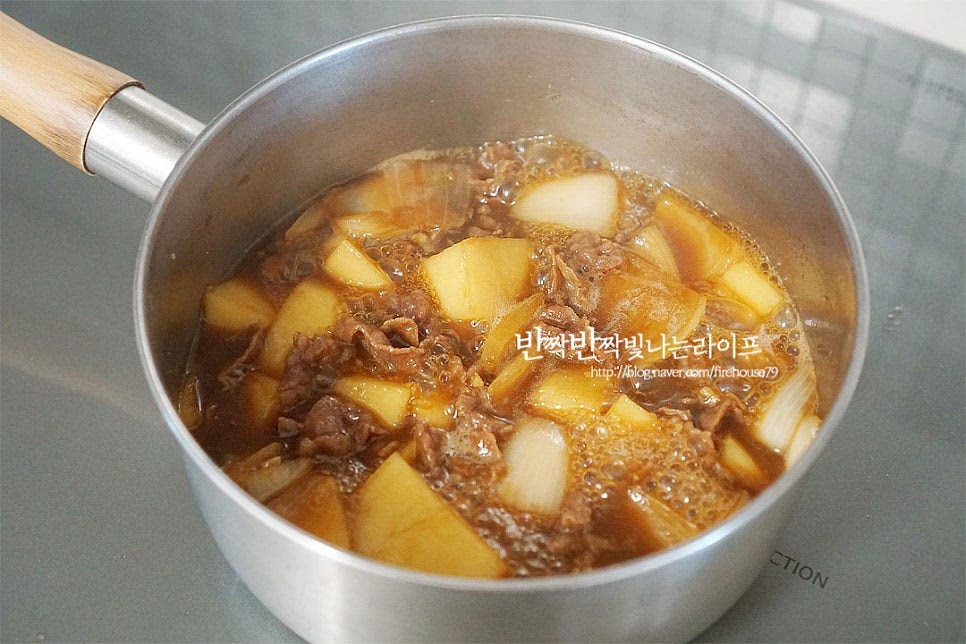 재료가 어우러질 수 있도록 끓여줍니다. 입안에서 사르르 으깨어지는 정도로 만들고 싶다면 조리시간을 늘리고 물을 추가하여 요리해 주세요. 불을 끄고 꽈리고추를 넣고 마무리하여 완성합니다. 금방 만들어 밥이랑 같이 버터 한 조각 곁들여 비벼 먹음 별미가 따로 없는데요. 바로 먹는 것이 아니라면 충분하게 식힌 뒤 밀폐용기에 담아 냉장 보관해 주시면 됩니다. 영상도 같이 담았어요. 누구나 좋아하는 국민반찬 간장감자조림은 달콤하면서 짭조름한 간이 적당하게 스며든 포슬포슬한 감자의 식감이 맛있는데요. 소고기와 꽈리고추를 넣어 고소하고 풋풋한 향이 잘 어울린답니다. 먹기 좋게 썬 감자는 단맛 재료에 먼저 끓인 뒤 간장을 넣고 조려 만들면 간단 레시피로 맛볼 수 있답니다. 간장 감자조림 만드는법 단짠의 양념과 부드러운 감자의 맛을 맛있는 반찬으로 요리해드세요. 끄읕 !