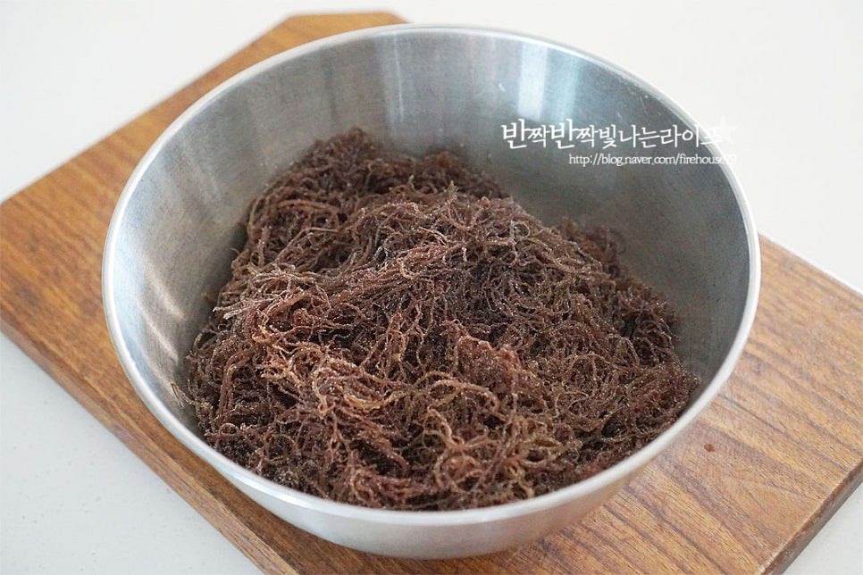 해초류를 오래 보관하기 위해 소금에 절여두는데요. 염장 꼬시래기 손질을 해줍니다. 만져보면 얇은 면같이 생겨서 반찬은 물론 밀가루면 대신 면 요리 또는 샐러드로 가볍게 즐기기 좋은 해초류에요. 염장 꼬시래기 요리를 할 때 겉에 묻은 소금을 제거하기 위해 서너 번 살살 흔들어 씻어준 뒤 물에 10~20분 담가 염분기를 제거해 줍니다. 너무 오래 담가두면 오히려 싱거워지거나 미끈거리는 점액이 나올 수 있어 중간에 맛을 확인한 뒤 씻어주면 됩니다. 물기를 털어낸 뒤 먹기 좋은 크기로 잘라줍니다. 길이가 너무 길어서 적당하게 잘라주면 젓가락으로 집어먹기 편합니다. 그래도 꼬시래기 무침을 만들지 않고 가볍게 살짝 데쳐줄 것이에요. 끓는 물에 넣고 20~30초 데친 뒤 찬물에 헹구어줍니다. 끓는 물에 닿으면 색이 변한답니다~