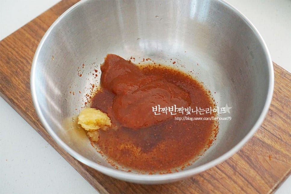 꼬시래기 무침 양념장을 준비해요. 고추장 2 큰 술, 고춧가루 1 큰 술 황설탕 1 큰 술, 매실액 1 큰 술 사과식초 2~3 큰 술, 올리고당 1 큰 술 간 마늘 1 작은 술을 넣어줍니다. 소스가 잘 섞이도록 저어준 뒤 새콤달콤한 간에 따라 식초와 설탕을 조절해 주세요.