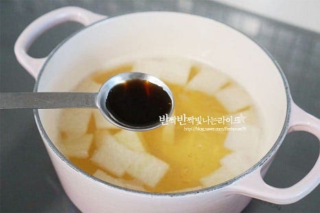 국물이 끓어오르면 국간장 2/3 큰 술, 참치액 1/2 큰 술을 넣어줍니다. 참치액이나 쯔유를 넣으면 감칠맛이 더 풍부해집니다. 무가 투명하게 절반 이상 익으면 어묵과 표고버섯을 넣어줍니다. 풍미를 더해줄 간 마늘 1/2 큰 술도 넣어줍니다. 생각보다 금방 익어요. 재료가 익으면서 국물맛이 진해져요. 어묵이 떠오르면서 보드랍게 익으면 간에 따라 부족하면 소금으로 간을 하고 대파와 후추 약간 넣고 마무리합니다. 퍼지지 않게 식감을 살려 끓여주면 됩니다.