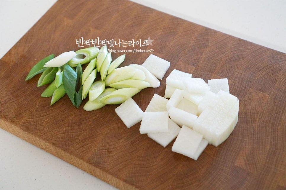 무는 나박하게 썰어주고 대파는 어슷하게 잘라줍니다. 매운맛에 따라 매콤 칼칼한 청양고추 넣어도 좋아요. 무가 들어가면 국물맛이 시원하고 부드럽게 먹는 맛이 좋습니다. 표고버섯은 편으로 썰어줍니다. 버섯을 넣고 국물맛을 진하게 내었는데 버섯은 생략 가능해요.
