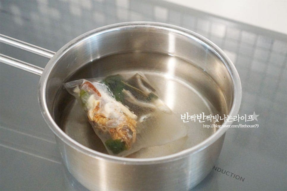물을 넣고 끓여도 되지만 조금 더 깊고 진한 맛을 요리하기 위해 냄비에 물 1.1L 정도 붓고 다시팩 넣고 5분 우렸다가 불을 켜고 끓어오르면 10분 우려 멸치 다시마육수를 내어줍니다. 간단하게 요리할 때는 코인 육수나 액상 스톡을 활용해도 좋습니다. 건더기는 건져내고 육수를 냄비에 붓고 무를 먼저 넣고 끓여줍니다.