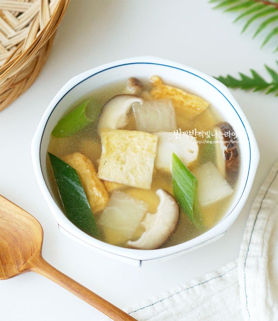 무와 어묵, 버섯을 푸짐하게 담아 완성해요. 국물에 재료의 감칠맛이 우러나 한입 먹어보면 국물부터 맛이 깊어요. 영상도 같이 담았어요. 어묵국 레시피 과정이 간단해서 가볍게 요리해 먹기도 좋고 시원하고 고소하니 맛도 좋습니다. 무와 어묵을 넣은 진국 오뎅국을 맛있게 요리해드세요. 끄읕 !