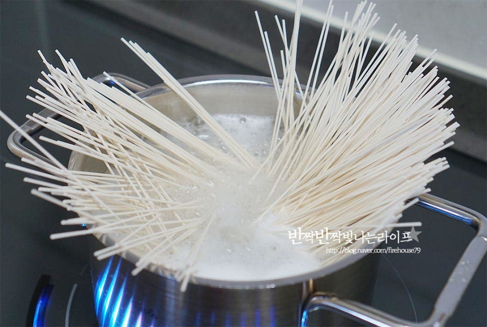 끓는 물에 소면을 넣고 삶아줍니다. 면이 달라붙지 않도록 가볍게 저어준 뒤 끓어오르면 찬물을 약간 부어 삶아줍니다. 저는 2번 정도 찬물을 부어주었어요. 파르르 끓어오를 때 찬물을 넣어주면 물이 넘치지도 않고 면발이 더 쫄깃하게 삶겨요. 면이 반 정도 익었을 때 채소를 넣고 같이 삶아줍니다. 채소는 따로 볶아주어도 되는데 면과 같이 삶으면 더 쉬워요. 면이 익으면 불을 끕니다. 삶은 면은 바로 체에 밭쳐 찬물로 헹구어 줍니다. 여러 번 뒤적여가며 헹구어 전분기를 없애줍니다. 물기를 제거한 면을 볼에 담고 만들어둔 양념장을 넣어줍니다. 재료와 어우러지도록 버무려주면 벌써 완성입니다. 정말 간단하게 즐길 수 있어요. 보기 좋게 그릇에 담아준 뒤 달걀노른자도 같이 올려주었어요. 신선한 노른자를 같이 먹음 고소한 부드러움이 어우러져 또 다른 매력이 있어요. 노른자는 선택사항입니다. 레시피 영상을 같이 보시면 조금 더 쉽게 만들어 드실 수 있답니다. 면을 삶을 때 채소를 같이 익혀주어서 따로 팬에 볶지 않고 냄비 하나로 뚝딱 만들었어요. 짭조름한 간장 비빔 양념이 재료와 정말 잘 어울려요. 매운 걸 좋아한다면 청양고추 약간 다져 넣어도 맛있더라고요^^ 호로록호로록 당기는 맛이 있어요~ 간장비빔국수 맛깔나게 비벼서 가벼운 한끼 식사로 준비해보세요. 빨간 양념과는 다른 짭조름하면서도 달큰한 감칠맛에 한 그릇이 금세 뚝딱 비워진답니다. 맛있게 만들어 드세요^^ 끄읕 ! 매콤한 양념이 당길 땐 아래 포스팅을 참고해 주세요.