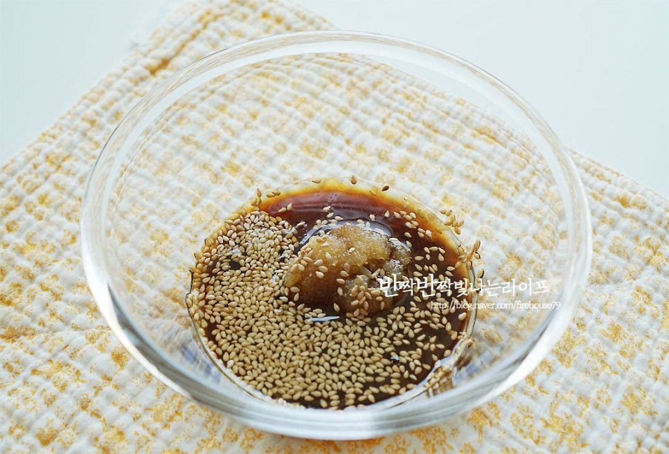 간장비빔국수 양념장을 만들어요. 재료에 바로 넣고 버무려도 되고, 저와 같이 미리 만들어 두셔도 됩니다. 간장 3T, 설탕 2T, 식초 1/2T 다진 마늘 1/2T, 참기름 1T, 통깨 약간 넣은 뒤 설탕이 녹도록 섞어줍니다. 기본 재료 비율에서 입맛에 맞게 짠맛, 단맛을 조절하심 더 맛있게 드실 수 있겠죠. 간장국수 레시피에는 식초가 들어가는데요. 새콤한 걸 좋아하면 더 넣으셔도 되어요. 식초가 들어가면 밀가루 냄새도 잡아주고, 감칠맛이 더 좋답니다.