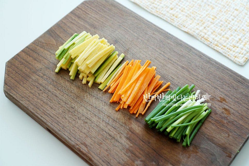 고명으로 곁들일 채소는 비슷한 크기로 채 썰어 준비해요. 애호박, 당근, 실파를 준비했는데 기호에 따라 깻잎, 고추, 단무지 등 다양하게 응용하셔도 됩니다. 간장 비빔 국수에 애호박과 당근이 들어가면 색감, 식감, 맛이 좋으니 같이 넣어서 드셔보세요^^