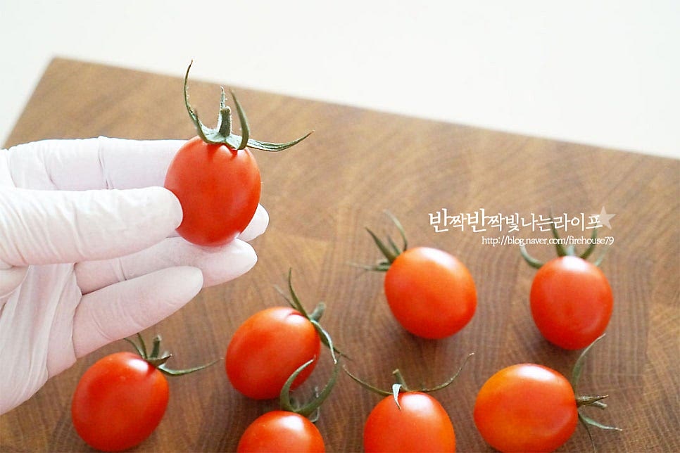 탕후루는 생과일에 설탕시럽을 코팅하는 레시피로 과일 종류는 다양하게 넣어 만들 수 있어요. 방울토마토가 많아서 만들었는데 달콤함 속 새콤한 맛이 잘 어울리더라고요. 먼저 먹기 좋게 손질을 해줍니다. 꼭지를 제거한 뒤 식초를 희석한 물에 넣고 살살 흔들어가며 씻어줍니다. 세척 후 중요한 첫 번째 포인트가 물기를 꼼꼼하게 제거해 주는 것입니다. 집에서 만들다 보면 수분이 많으면 굳었다가 녹기 쉬우므로 겉의 물기를 꼭 제거해 주어야 매끈하게 사탕같이 만들 수 있어요. 물기를 제거한 방토는 하나씩 나무 꼬치에 끼워줍니다. 처음 만든다면 한 번에 여러 개를 꽂아 만들기보다 한두개씩 만들면 조금 더 수월하게 만들 수 있어요. 껍질이 있는 방울토마토나 포도 종류는 물이 새어나지 않아 탕후루 만들기 쉽지만 딸기나 멜론, 망고 같은 과일은 과즙이 나와 키친타월에 올려 수분을 꼼꼼히 제거해 주세요.