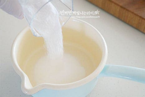 기본 비율은 설탕 2 : 물 1입니다. 저는 160ml에 물 80ml를 부어주었어요. 양에 따라 2:1을 기준으로 조절해 주세요. 중불에 올려 끓여줍니다. 이때 또 한 가지 중요한 팁이 절대 젓지 않고 그대로 가열하여 녹여주는 것입니다. 도구를 활용하여 젓는 것은 실패의 원인이 되며 가볍게 냄비 손잡이를 잡고 굴려주는 정도는 괜찮지만 가급적 그대로 두고 끓여주세요. 열전도율이 높은 법랑 냄비로 만들어 금방 끓어올라 끓기 시작했습니다. 그대로 바글바글 10분 정도 끓여줍니다. 냄비의 종류나 화력에 따라 시간의 차이는 있지만 인덕션+법랑냄비 기준 10분 내외로 끓여주다가 수분이 줄어드는 게 눈으로 보이면 약불 낮추어줍니다. 약불 5~6분 끓이다 보면 색이 노란빛이 되고 거품이 끓는 소리가 잔잔해지고 우리가 잘 알고 있는 달고나 냄새같이 달달한 냄새가 느껴집니다. 색이 노랗게 변하기 시작하고부터는 꼭 불을 줄여주셔야 오버쿡 되지 않습니다. 황금빛 같은 색이 점점 짙어지면 단단하게 굳어버릴 수 있어요. 저도 한두 번 만들다 보니 거품과 색깔만 보아도 타이밍을 알겠더라고요. 처음 탕후루를 만들어본다면 약불에서 천천히 만드는 것도 좋을 것 같습니다. 농도를 체크하고 싶다면 머들러나 젓가락에 살짝 묻힌 뒤 차가운 물에 담갔다 꺼내어보면 바로 단단하게 굳으면 잘 된 것이에요.