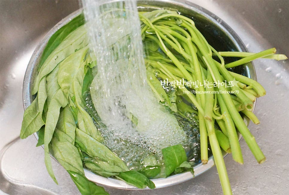 좋지 않은 잎은 골라내고 흐르는 물에 흔들어 씻어줍니다. 식초 1/2 큰 술을 희석한 물에 흔들어 씻어 준 뒤 물기를 털어주었어요. 줄기 끝부분은 잘라내어준 뒤 먹기 좋도록 썰어줍니다. 줄기 속이 대나무처럼 비어있는 것 보이시죠~ 그래서 볶았을 때 아삭아삭한 식감이 매력적이랍니다. 한입에 먹기 좋도록 6cm 길이로 잘라줍니다. 적당히 큼직한 게 식감이 더 좋아요. 베트남 고추는 4~5등분 하여 주었어요. 베트남 고추 대신 건고추를 넣으셔도 좋아요. 매운맛 기호에 따라 가감하여 주시면 더 맛나고요. 마늘은 통으로 으깨어주어 풍미를 더 깊게 살려주었어요. 큼직하게 으깨어주면 향이 좋답니다.