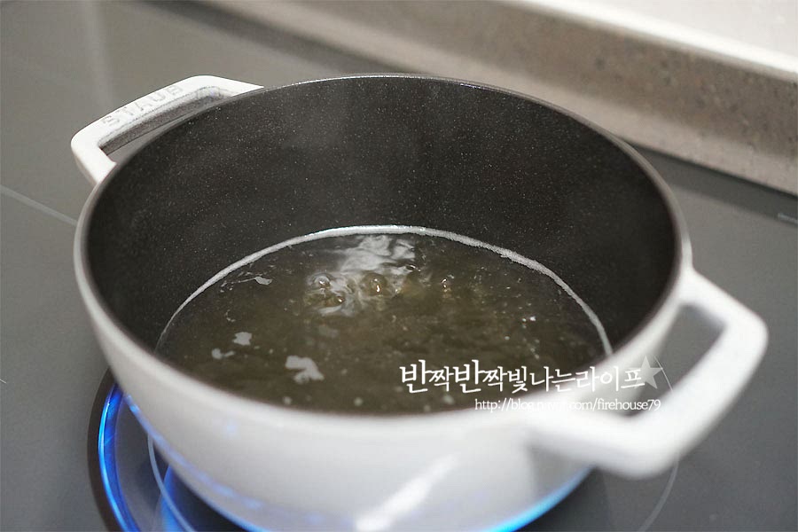 멸치 다시마 육수를 넣고 끓여요. 간단하게 다시팩을 활용하여 육수를 내어주었어요. 없다면 쌀뜨물로 끓이셔도 되어요. 육수가 끓으면 바지락을 넣어줍니다. 바지락이 입을 벌리면서 끓어오르기 시작하면 밑간해둔 쑥을 넣어줍니다. 중간중간 거품이 올라오면 제거하여 줍니다. 매콤한 걸 좋아한다면 고추도 넣고 끓여줍니다. 쑥국은 간을 할 때 마늘이나 대파는 넣지 않고 끓여요. 그래야 쑥 향을 더 깊게 느낄 수 있답니다. 쑥을 넣고 나면 금방 숨이 죽기 때문에 들깨가루를 넣어 마무리해요. 생략해도 되지만 넣어주면 쑥된장국이 한 맛 더해요. 보글보글 끓어오르면 완성입니다. 바지락쑥국은 향긋함에 감칠맛이 더해져 그냥 이대로가 봄이 담긴 맛이에요. 이 한그릇에 영양도 가득이라 입맛 돋우는 제철 메뉴가 아닌가 싶어요. 끓이는법 영상도 같이 보시면 조금 더 쉽게 따라 만드실 수 있어요. 4월까지 향이 진하고 가장 맛있다고 하니 지금 꼭 먹어야 할 맛이 아닌가 싶어요. 된장국으로 즐기는 매력이 있답니다. 쑥국끓이는법 봄 내음 가득한 한 그릇 드셔보세요. 육수에 쫄깃한 바지락살을 넣고 된장에 버무려둔 쑥을 넣어 들깨가루로 마무리하면 밥 한 그릇 말아먹고 싶게 만드는 맛이에요. 따뜻하고 맛있게 건강을 챙겨보세요. 끄읕 ! 쑥요리 쑥버무리 포스팅도 참고해 주세요.