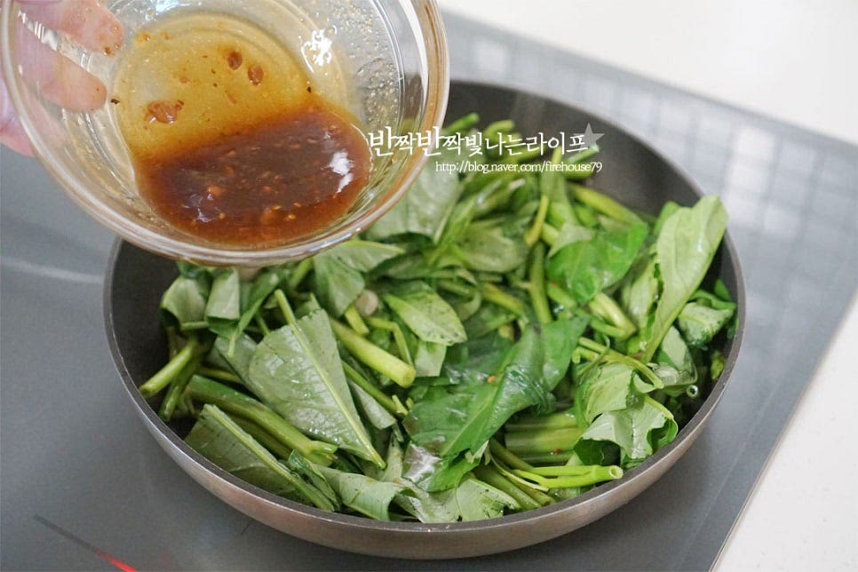 금방 숨이 죽기 때문에 가볍게 볶다가 바로 소스를 넣어줍니다. 센 불로 휘리릭 볶아 마무리해요. 잔열로 계속 익기 때문에 바로 볶아서 그릇에 담아줍니다. 공심채 요리 중에서도 감칠맛 나게 볶는 게 가장 간단하면서 맛 좋은 것 같아요~ 영상도 같이 담았어요. 아삭아삭 씹히는 식감과 감칠맛 나는 소스의 어우러짐이 매력적이에요. 반찬으로 곁들여도 좋고 간간한 게 술안주로도 딱 어울린답니다. 동남아풍 한 접시가 맛깔나요. 공심채볶음 맛나게 만들어 드세요^^ 끄읕 !