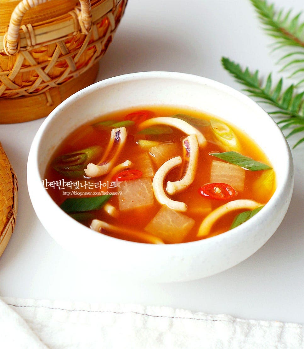 오징어 한마리 넣고 무와 함께 푸짐한 오징어요리 레시피를 완성했습니다. 시원하고 개운한 국물맛에 숟가락이 절로 움직인답니다. 무와 같이 준비한 뒤 고춧가루, 국간장, 액젓 등의 재료를 넣고 끓이다가 오징어를 마지막에 넣어 질기지 않고 탱글한 감칠맛을 살린 만들기 레시피를 만들면 맛있는 국물과 건더기를 맛볼 수 있습니다. 오징어국 레시피를 참고하여 추운 날 뜨끈하고 맛있게 만들어드세요. 끄읕 !