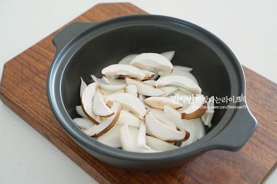 냄비에 양파를 먼저 깐 뒤 그 위로 표고버섯을 올려줍니다. 양념재료를 넣어주는데요. 물 2컵, 진간장 1/2컵 황설탕 2 큰 술, 맛술 1/3컵 간생강 1/2 큰 술 넣어줍니다. 저는 양념 간이 조금 강한 것 같아 반으로 줄여 넣어주었어요. 기본 레시피에 간을 보고 양념재료를 가감하여 조절해 주세요. 썰어둔 대파 약간만 같이 넣어줍니다. 조금만 먼저 넣어주어 향을 살려줄 것이에요.