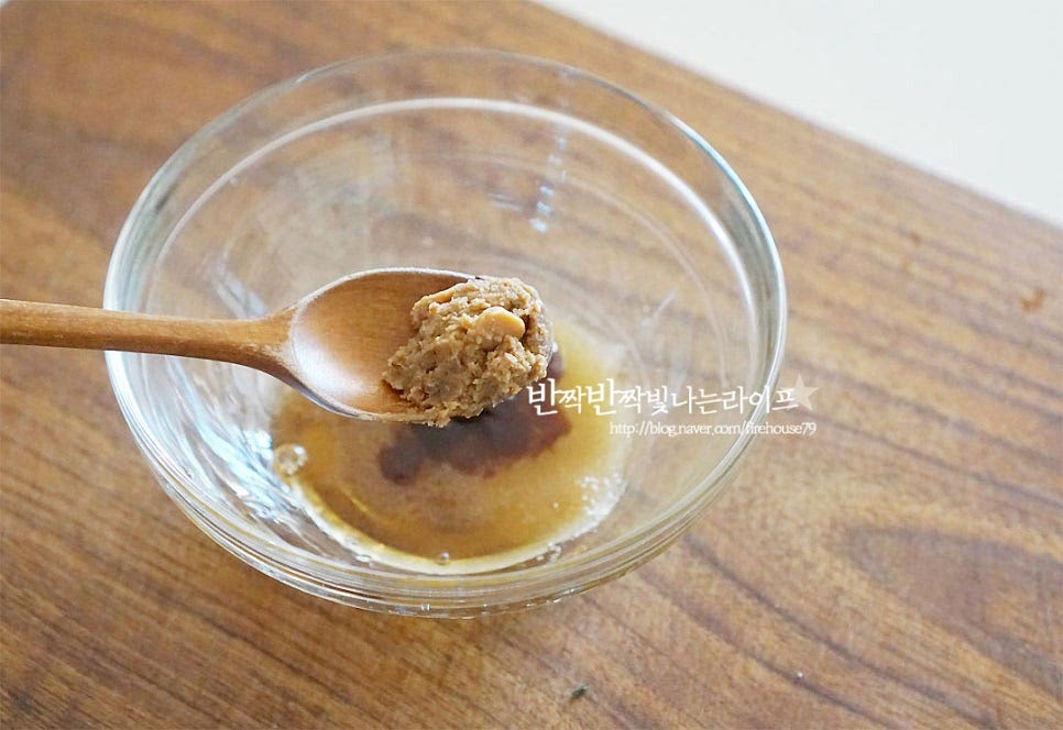 모닝글로리 볶음 소스를 만들어요. 피시소스(액젓) 1 큰 술, 굴소스 1 큰 술 된장 1 작은 술, 황설탕 1/3 큰 술 넣어줍니다. 된장의 염도에 따라 설탕은 가감하여 주시면 됩니다. 피시소스 대신 액젓 넣으시면 되고요~ 된장이 덩어리지지 않게 잘 풀어 섞어줍니다. 피시소스가 들어가 동남아풍이 확 느껴져요.