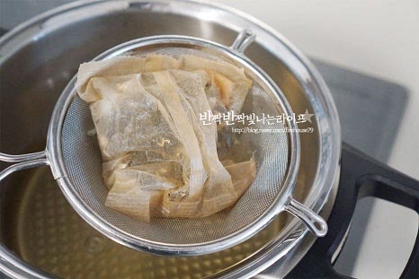 냄비에 물 1.2L 정도를 붓고 다시팩을 활용하여 멸치 다시마 육수를 우립니다. 끓어오르면 중불로 낮추어 12분 끓인 뒤 다시팩은 건져내어 줍니다. 간편하게 코인육수를 활용해도 좋습니다. 1L 정도의 육수에 무를 먼저 넣고 끓입니다. 끓어오르면 간이 밸 수 있도록 양념재료를 넣어줍니다. 고춧가루 1 큰 술, 국간장 1/2 큰 술, 참치액 1 큰 술, 간 마늘 1/2 큰 술, 맛술 1 큰 술을 넣고 끓입니다. 센 불에서 끓어오르면 중불로 낮추어 무가 익을 수 있도록 시원한 감칠맛을 내어줍니다. 무가 거의 다 익어 투명해지면 준비해둔 오징어를 넣어줍니다. 오징어는 오래 끓이면 식감이 질길 수 있어 오래 익히지 않아 무를 충분하게 익힌 뒤 넣어주면 됩니다. 색이 변하고 탱글 하면 잘 익은 것입니다. 대파와 고추를 넣고 한소끔 끓여 완성합니다. 부족한 간은 굵은소금으로 맞춰 얼큰한 국요리를 마무리합니다. 입맛에 따라 후추 약간 뿌려 담아도 좋습니다.