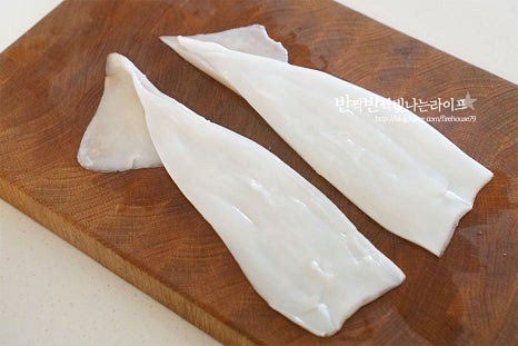 몸통은 길게 반으로 자른 뒤 먹기 좋은 크기로 일정한 너비만큼 썰어줍니다. 칼집을 넣고 자르기도 하지만 오늘은 간단하게 껍질째 준비했습니다. 몸통과 다리는 익으면 수축이 되기 때문에 크기는 적당하게 잘라주는 게 좋습니다. 다리도 길이에 따라 2~4등분으로 잘라줍니다. 무는 250g 정도를 준비한 뒤 사방 3~4cm 크기로 나박 썰기 합니다. 무의 양은 오징어 양에 따라 조절해 주면 됩니다. 대파와 고추는 어슷하게 썰어줍니다. 매운맛 정도에 따라 고추를 준비해 줍니다.