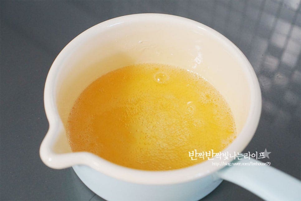 법랑냄비는 열전도율이 높아 잔열로 농도가 짙어지기 때문에 불을 끄고 빠르게 작업해 주었습니다. 과일꼬치를 담가 코팅해 줍니다. 굳어버리기 쉬우므로 미리 세팅해두고 빠르게 만들어주는 게 좋습니다. 종이호일에 올려 식혀 굳혀주어도 되지만 바로 만들어 먹기 좋도록 차가운 얼음물을 준비했습니다. 미리 준비해두면 간편합니다. 코팅한 과일꼬치를 얼음물에 담가 바로 열기를 식혀 굳혀줍니다. 너무 오래 담그면 녹아버릴 수 있으니 넣었다가 바로 꺼내어 물기를 털어줍니다. 탕후루 시럽이 만들어지고부터는 매끈하게 사탕옷을 입힐 수 있도록 신속하게 스피드하게 작업해 주세요. 방울토마토 탕후루 만들기를 했는데 귤이나 포도, 블루베리 등 여러 가지로 만들면 색도 맛도 다채롭게 즐길 수 있어요. 반짝이는 코팅이 맛있게 되어서 한입 먹어보니 바삭바삭한 달콤한 사이로 과즙이 팡팡 터져요. 영상도 같이 담았어요. 탕후루 조리과정을 살펴보면 설탕 2 : 물 1의 비율로 녹여 끓이다가 적당한 농도의 타이밍에 맞추어 코팅하여 굳혀주면 완성입니다. 이때 과일의 수분은 꼼꼼하게 제거해 주고, 시럽은 젓지않고 끓이고 황금빛이 될 때까지 천천히 끓여주며 차가운 얼음물에 담가 바로 굳히면 맛있게 맛볼 수 있습니다. 탕후루 만드는법 많이 먹는 것은 너무 달지만 먹을 만큼 적당하게 만들어 달콤하게 과일을 즐겨보는 것도 좋을 것 같습니다. 끄읕 !