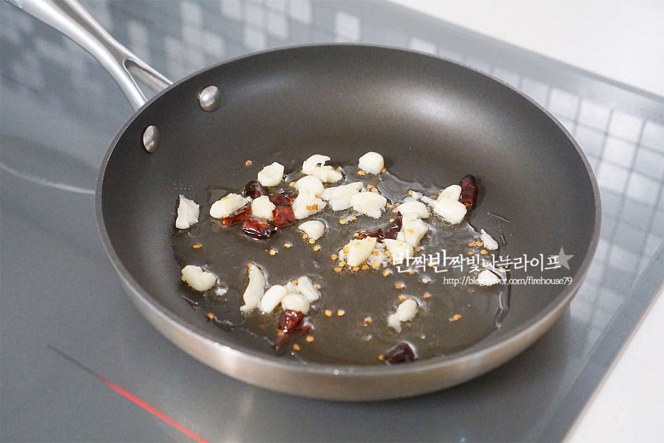 달군 팬에 식용유 3 큰 술 두르고 마늘과 고추를 볶아 먼저 향을 내어줍니다. 마늘의 향이 올라오면 줄기 부분을 먼저 넣어주어요. 잎은 숨이 금방 죽기 때문에 줄기 부분을 먼저 볶아줍니다. 줄기를 먼저 볶다가 잎을 넣어요. 식감을 위해 센 불로 휘리릭 볶아줍니다.