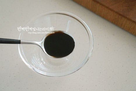오이참치비빔밥 소스는 입맛에 따라 곁들일 수 있는데요. 짭조름한 간장 양념을 만들었어요. 마요네즈나 스리라차 조합도 잘 어울리니 다양하게 넣어드셔도 좋을 것 같아요. 간장 1 큰 술, 알룰로스 2/3 큰 술 간 마늘 1/2 큰 술, 식초 1/2 작은 술 참기름 1 큰 술, 깨소금 1 큰 술 넣어주세요. 고소한 풍미를 깊게 살리기 위해 볶은 깨를 바로 갈아서 넣으면 참깨소스처럼 맛이 좋습니다. 재료가 어우러지도록 섞어줍니다. 식초가 조금 들어가면 감칠맛이 좋으며 알룰로스는 단맛 정도에 따라 조절해 주세요.