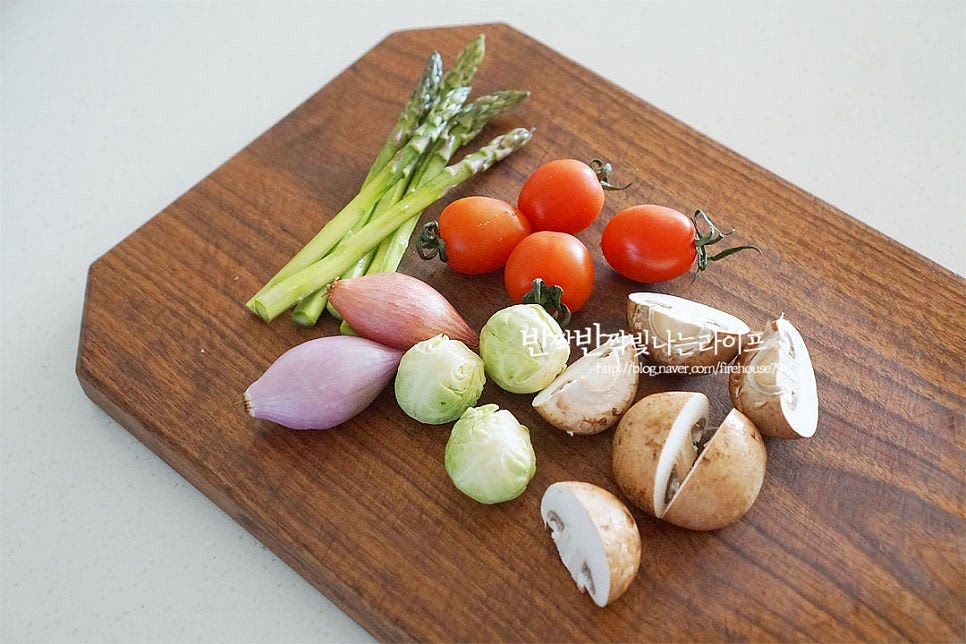 스테이크 가니쉬를 준비해요. 곁들이는 채소나 버섯은 기호에 따라 다양하게 준비해 주시면 색감도 보기 좋고 푸짐하게 드실 수 있어요. 가니쉬 모둠도 요즘은 마트에서 판매되니 조금씩 종류별로 들어있는 것을 준비하는 것도 편해요. 버섯, 양파, 방울토마토, 아스파라거스 등 다채롭게 준비해 줍니다.