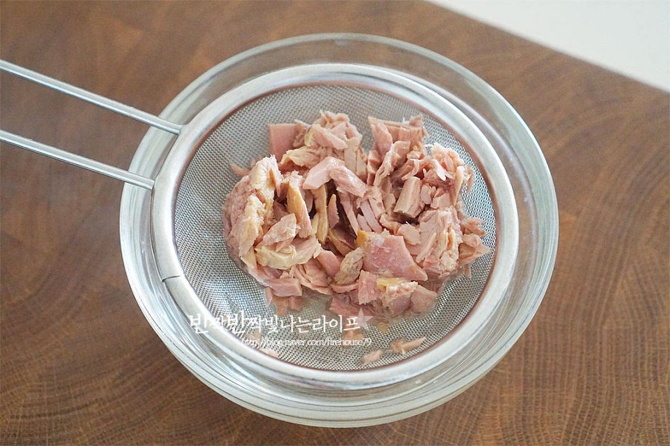 참치캔은 작은 것 1개 준비했습니다. 체에 밭쳐 기름을 제거한 뒤 담백하게 넣어줍니다.