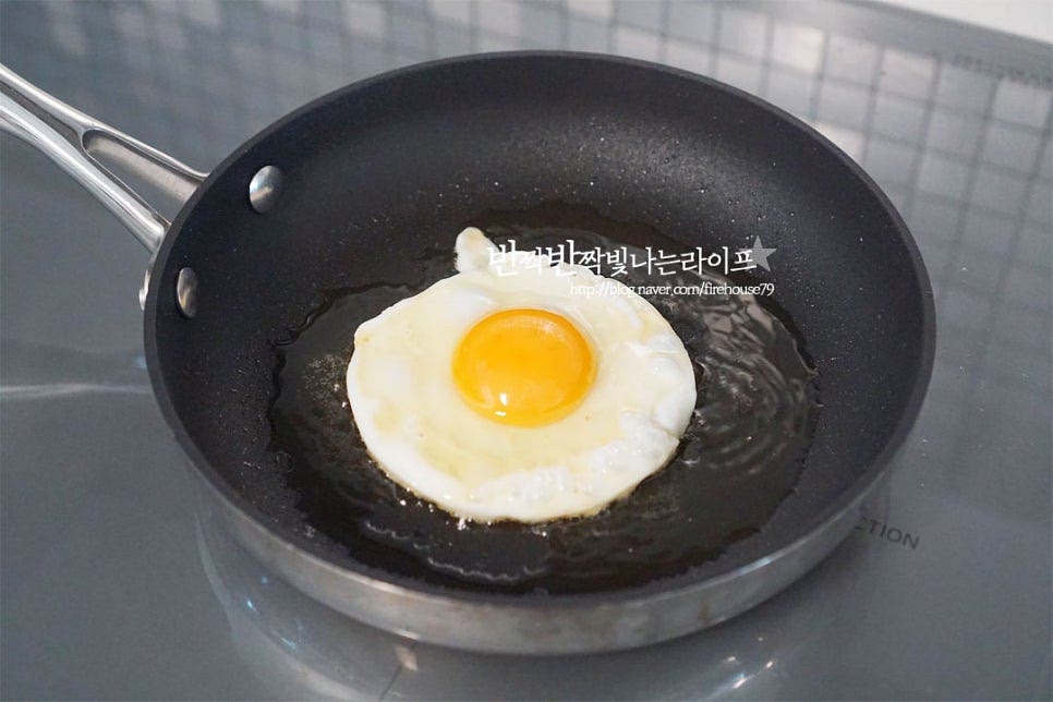 계란이 들어가면 든든하게 완성되는데요. 달군 팬에 식용유 약간 두르고 달걀을 반숙으로 구워줍니다.
