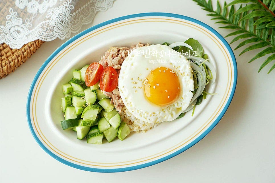 오이와 참치를 넣고 참치비빔밥 완성입니다. 간단하면서도 어우러지는 재료들을 아삭한 식감과 감칠맛 나게 비벼서 먹음 맛있어요. 기본 레시피에서 재료를 더해 드셔도 좋고요. 영상도 같이 담았어요. 부담없이 한 그릇 먹고 싶을 때 고소한 참치에 시원한 오이 넣고 간장소스 더해 먹음 딱이랍니다. 가볍고 든든한 한 끼로 오이 참치를 넣은 간장비빔밥 맛있게 요리해드세요. 끄읕 !