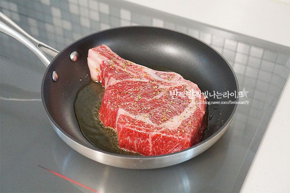 달군 팬에 올리브오일 2 큰 술 정도 넉넉히 둘러주어요. 시즈닝 한 고기를 올려줍니다. 고기 두께나 팬의 두께, 화력에 따라 차이가 있지만 미디엄 레어 스테이크 굽기는 먼저 센 불에서 앞뒤로 2분씩 구워줍니다. 센 불로 먼저 구워주면서 육즙이 새어나지 않게 해주는 것인데요. 각 2분씩 총 4분 구워주면 겉면이 크리스피 해져요. 중불로 낮추어 앞뒤로 각각 1분 30초~2분 정도 구워줍니다. 이때 버터를 같이 넣고 구워줍니다. 중불로 굽다 보면 겉면이 크리스피해지면서 고소한 육향이 풍긴답니다~ 미디엄 레어 같은 경우 가운데 부분이 붉은색을 띠며 반 정도 익은 상태인데요. 취향에 따라 미디엄~웰던 사이로 굽고 싶다면 앞뒤로 시간을 2분 더 구워주시면 됩니다. 스테이크 맛있게 굽는법 가장 중요한 팁~ 고기를 구운 뒤 바로 썰어 드시는 게 아닌 레스팅 과정을 꼭! 거쳐주셔야 육즙 팡팡 맛있는 고기를 드실 수 있어요. 구운 고기를 종이호일에 감싸 그대로 5분 정도 둡니다. 레스팅 과정을 통해 육즙이 고르게 퍼지면서 더 맛있고 부드럽게 즐길 수 있어요~