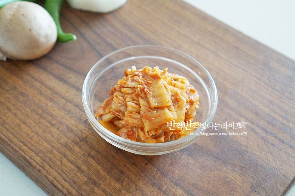 김치는 한입에 먹기 좋게 가위로 잘 라 준비해요. 잘 익은 걸로 준비해 주세요. 대파와 고추는 송송 썰고 양파와 표고버섯은 채 썰어줍니다.