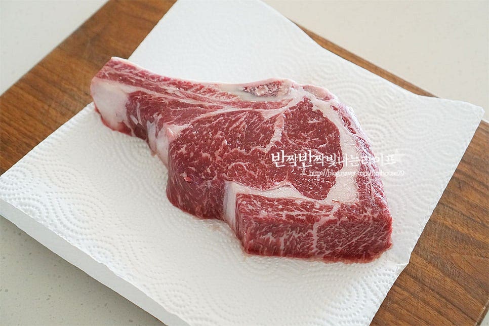 먼저 소고기는 키친타월로 핏물을 꼼꼼하게 제거해 줍니다. 스테이크 시즈닝 해주기 위해 소금, 후추 약간 뿌려 줍니다. 기본적으로 소금, 후추만 뿌려 주셔도 좋고, 갈릭솔트와 같이 시즈닝 솔트를 활용하셔도 좋아요~ 저는 마늘과 허브가 가미된 소금을 뿌려 주었습니다. 올리브오일 2 큰 술 듬뿍 겉면에 고르게 발라줍니다. 이대로 실온에서 30분 정도 시즈닝 하여 그대로 둡니다. 고기는 상온에 30분 정도 냉기를 빼주면 구웠을 때 열이 고르게 전달되어 먹기 좋게 익힐 수 있답니다. 차가운 고기를 바로 구워내면 (특히 고기 두께가 두꺼우면) 속까지 열이 고르게 전달되지 않으니 꼭 냉기를 빼준 뒤 구워주세요~