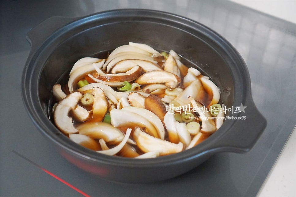 재료를 담은 냄비를 끓여줍니다. 바글바글 끓으면 건다시마 1조각 넣어주어요. 썰어둔 돈까스와 청양고추를 넣어줍니다. 다시 끔 끓어오르면 김치와 고춧가루를 넣어주어요. 국물이 끓어오른 뒤 김치를 나중에 넣어주어야 김치찌개맛이 아닌 특유의 맛을 살릴 수 있답니다. 고춧가루는 국물에 잘 풀어 보글보글 한소끔 끓여줍니다. 달걀을 풀어 넣어줍니다. 달걀은 흰자와 노른자 색감이 살도록 대충 풀어서 넣어주시면 되어요. 대파를 넣고 달걀이 익으면 마무리해요. 지글지글 국물 자작하게 끓는 소리와 매콤하고 고소한 냄새부터 좋아요. 튀김 특유의 느끼함을 잡아주기도 하고 어우러지는 양념이 스며들어 맛이 깊고 진해요. 영상도 같이 담았어요. 저녁에 매콤하게 보글보글 끓여 식탁 위에 올려내면 밥반찬은 물론 맥주 한 잔과도 잘 어울리는 맛이에요. 백종원 돈까스 김치나베 따뜻하고 진한 국물 맛 맛있게 만들어 드세요^^ 끄읕 !