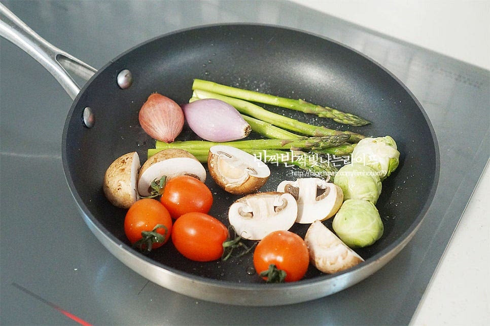 팬에 올리브오일 약간 두르고 가니쉬 재료도 노릇하게 구워줍니다. 소금, 후추 약간 뿌려 맛있게 구워주시면 됩니다~ 소고기와 함께 그릇에 먹음직스럽게 플레이팅하여주면 완성이에요~ 겉은 크리스피 하면서 속은 부드럽고 진한 육즙이 가득해요. 식감부터 육향 가득한 게 정말 근사하게 완성되었답니다. 영상도 같이 담았어요. 커다란 크기만큼이나 새우살, 꽃등심, 늑간살 세 가지 종류를 한 번에 맛볼 수 있다는게 토마호크 스테이크의 매력인 것 같아요. 새우살의 고소한 육향과 꽃등심의 진한 맛 마지막으로 뼈에 붙은 살을 뜯어먹는 맛까지 제대로 즐길 수 있답니다. 토마호크 스테이크 굽기 집에서 스테이크 맛있게 구워서 특별하게 즐겨보세요^^ 끄읕 !