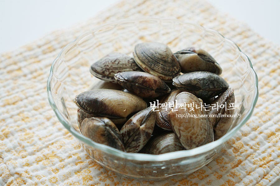 바지락은 해감하여 준비해 주었어요. 조갯살이 손질된 걸 넣어주면 좋은데 마침 해감해둔 바지락조개가 있어서 이걸 넣어주었어요. 조갯살을 준비하여 주면 먹기 좋아요.