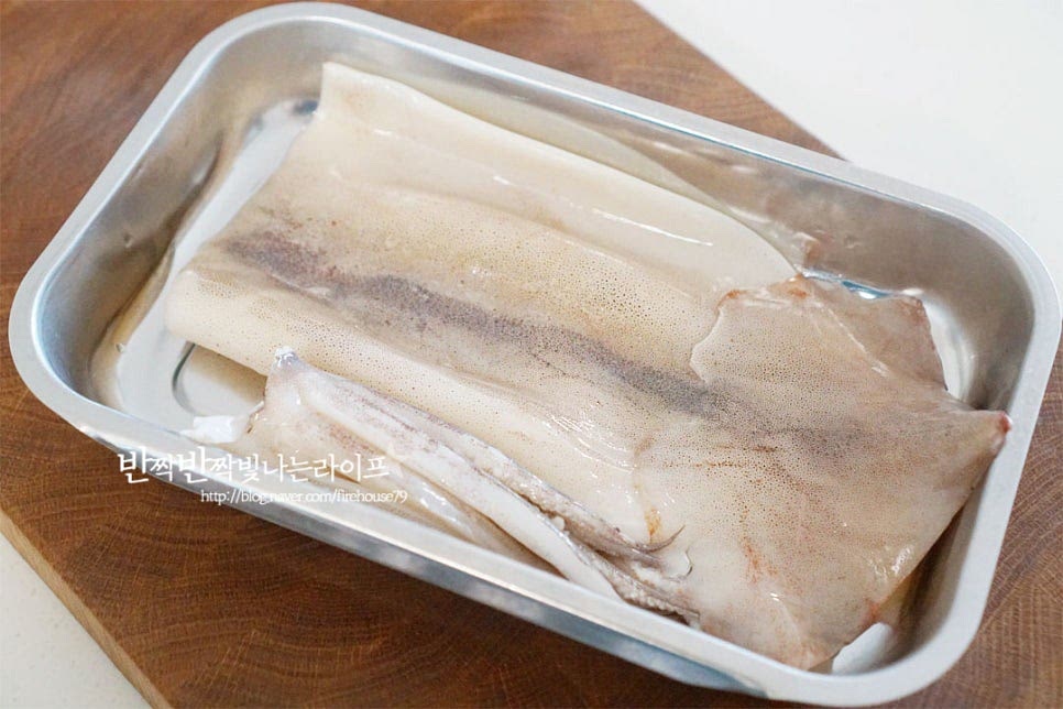 내장과 눈과 입이 손질된 오징어 1마리를 준비했습니다. 손질 후 230g 정도로 오징어 1마리 크기에 따라 무와 육수의 양을 조절하여 준비해 줍니다. 손질된 것이라 세척 후 물기를 제거하고 바로 먹기 좋게 잘라주었습니다. 손질되지 않은 것은 굵은소금으로 문질러 세척해 주고 몸통 부분의 뼈와 빨판까지 꼼꼼하게 손질하여 준비해 주면 됩니다.