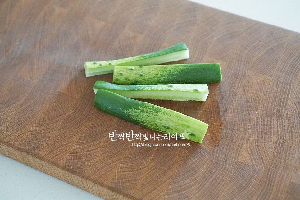 오이는 1/2개를 넣었는데 야채 양에 따라 양을 조절해주면 됩니다. 굵은소금으로 문질러 세척한 뒤 오이는 길게 4등분 해주고 한 입 크기로 깍둑썰기 해줍니다. 양파는 얇게 채 썰고 어린잎도 세척 후 물기를 털어줍니다. 햇양파가 달고 맛있어 아삭하게 어우러지는데 매운맛이 있다면 찬물에 담갔다 물기를 털어 준비해 주세요.