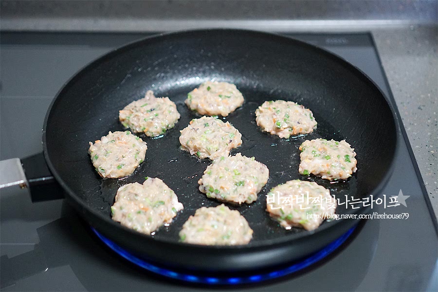 달궈진 팬에 기름을 두르고 반죽을 동그랗게 스푼으로 퍼서 올려서 구워줍니다. 밥숟가락에 떠서 올리고 가운데를 납작하게 눌러주면 동그랗게 모양을 잡기 편해요. 반죽을 너무 센 불에 익히면 겉만 익어버리기 때문에 속까지 골고루 익히기 위해 중약불에서 구워줍니다. 반 정도 하얗게 익어가는 게 보이면 뒤집어주어 골고루 익혀주세요. 탱글 하게 반죽이 부풀면 속까지 골고루 잘 익은 거예요. 해물동그랑땡 만드는법 생각보다 간단하죠? 해물을 갈고, 야채를 넣어 팬에 구워내면 되어서 어려울 것 같지만 막상 만들어보면 간단해요. 혹시 야채를 잘게 써는 게 힘들면 오징어를 갈 때 같이 넣어도 되구요. 껍질까지 같이 넣었더니 색깔이 곱게 노릇노릇 잘 익었어요. 육고기로 만든 동그랑땡은 부드러운 맛이라면 해물이 들어간 동그랑땡은 탱글탱글한 식감이 매력적이에요. 부추와 생강술이 들어가서 비린내를 잡아주고 자꾸만 손이 간답니다. 만드는법은 영상으로 담았어요. 반죽을 만들어 노릇노릇 구워주고, 짧지만 아이가 맛있게 먹는 사랑스러운 모습도 담았지요 ^ㅁ^ 꼬맹이의 오늘의 식단 해물동그랑땡과 닭곰탕, 골드키위 입니다. 한창 야채를 편식 없이 잘 먹었는데 요즘 들어 은근히 입에 거슬려 할 때가 종종 있더라구요. 그럴 땐 이렇게 다져서 구워주면 아이가 정말 잘 먹는 것 같아요. 초딩 입맛인 신랑도 잘 먹구요. 어른용은 청양고추를 다져 넣고 반찬이 아니더라도 술안주나 간식으로 먹어도 좋아요. 아이랑 먹기에 간도 적당했는데 간간하게 먹는 반이씨는 케첩에 찍어서 맛있게 먹었어요. 먹기 좋게 반을 잘라두었더니 탱글탱글함이 그대로 느껴져요. 아기 오징어반찬으로 무얼 만들어줄까 했는데 야채도 여러 가지 넣고 구워주니 잘 먹어서 뿌듯했답니다. 고기로 만들어준 것만큼이나 엄청 맛있게 잘 먹었어요. 반죽을 넉넉하게 만들어서 냉동실에 소분해두었더니 든든해요. 해물동그랑땡 만드는법 레시피로 아기 오징어반찬도 만들어주고 어른 반찬, 술안주도 만들어보세요. 시판에 파는 것보다 재료가 듬뿍 들어가서 그런지 훨씬 더 맛이 좋더라구요. 오징어는 볶음, 국 같은 것만 만들어 먹었는데 전으로 구워도 맛나요 :) 끄읕 !