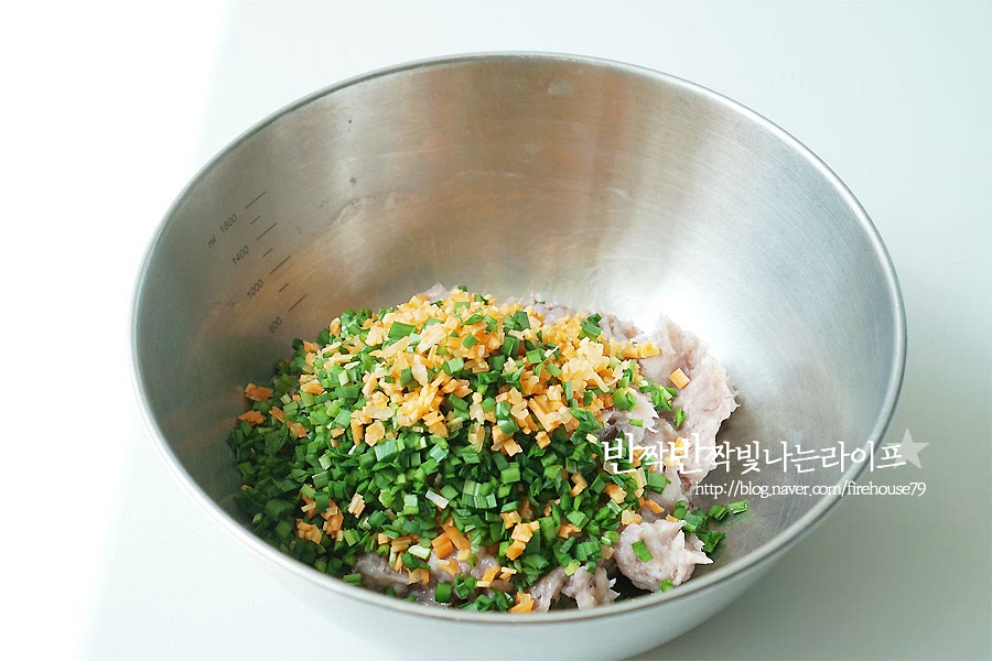 부추와 당근을 잘게 썰어 넣어주세요. 해물 반죽에 부추가 들어가면 향긋하기도 하고 특유의 비린내를 잡아줘서 좋더라고요. 아이 오징어반찬으로 만든다면 평소 아이가 잘 먹지 않는 채소를 잘게 썰어 넣으면 좋아요.