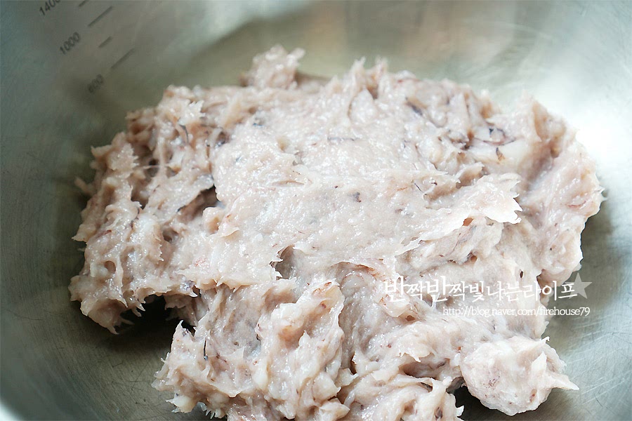 오징어는 손질된 것을 사서 흐르는 물에 깨끗하게 씻어 주었어요. 껍질에도 영양이 많다고 해서 저는 껍질을 따로 벗기지 않고 그대로 만들어 먹었어요. 먼저 오징어와 새우를 갈아서 준비해 줍니다. 오징어는 표면이 미끄러워 잘게 썰기가 힘드니 바로 갈아주고 새우 같은 경우 식감을 살려주도록 잘게 썰어주어도 좋아요.