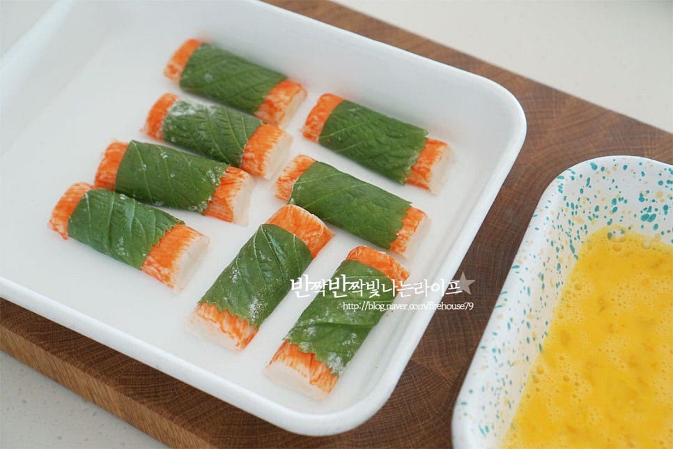 깻잎 크래미와 달걀물을 준비하면 이제 구워주면 거의 완성입니다. 누구나 쉽게 만들 수 있는 초간단 레시피로 간단한 반찬이나 간식, 술안주로도 잘 어울립니다. 계란물에 넣고 골고루 입혀줍니다. 깻잎이 풀리지 않게 모양을 잡아주세요.