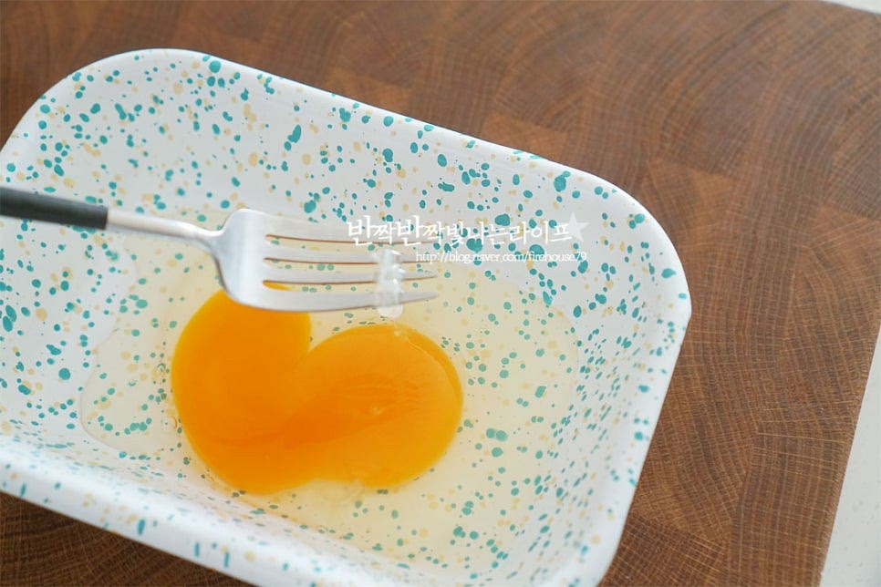 계란을 덩어리 없이 곱게 풀어주는데요. 이때 하얀 알끈 덩어리를 제거하고 뭉치지 않게 부침 옷을 입힐 수 있도록 곱게 풀어서 준비해 줍니다. 1개 정도 풀어서 만들면 크래미 10~12개까지 넉넉하게 구울 수 있어요.