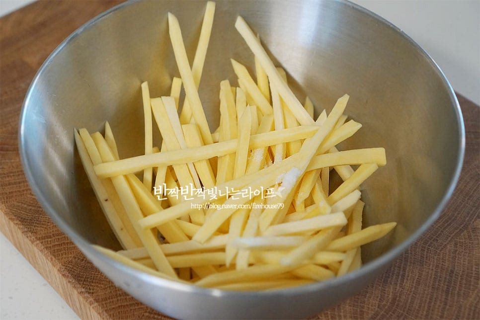 볼 또는 비닐팩에 담고 소금 한두 꼬집을 뿌려줍니다. 달콤한 고구마에 약간의 소금이 들어가면 단맛 감칠맛이 풍부해져 맛이 좋아요. 짜지 않게 약간만 넣어주면 된답니다~ 식용유 3숟가락 넣어줍니다. 대략 중간 크기 한 개에 식용유 1숟가락을 넣는다고 생각해 주면 되어요. 기름이 골고루 코팅될 수 있도록 버무려줍니다. 고구마스틱 에어프라이어