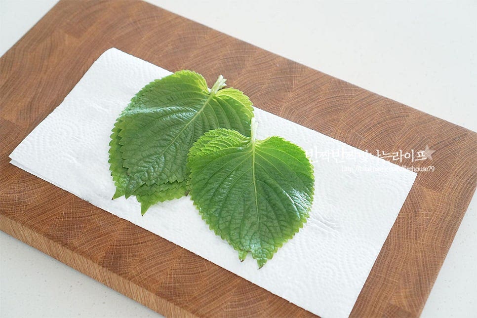 식초를 희석한 물에 담가 살살 흔들어 준 뒤 흐르는 물로 헹구어줍니다. 크기로 키친타월로 물기를 꼼꼼하게 제거해요. 꼭지 부분을 잘라내고 크기에 따라 반으로 잘라줍니다. 개별 포장된 크래미는 봉지를 뜯어 준비해둡니다. 결대로 찢어서 크래미전을 만들어도 맛있지만 통으로 구워서 먹는 식감과 감칠맛도 좋아요. 길이가 긴 맛살로 만들 때는 적당하게 집어먹기 좋도록 4등분으로 잘라주세요.