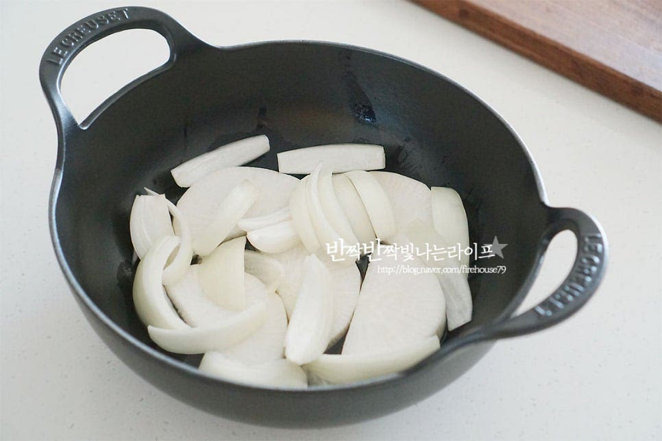 냄비에 무와 양파를 깔아줍니다. 생선을 위에 올려 조려주어 재료의 맛이 어우러지도록 해줄 것이에요. 그 위로 가자미를 올리고요~ 양념소스와 육수를 부어줍니다. 육수는 냄비 크기나 화력에 따라 가감하여 양을 맞추어 주세요. 육수 대신 쌀뜨물도 좋습니다.