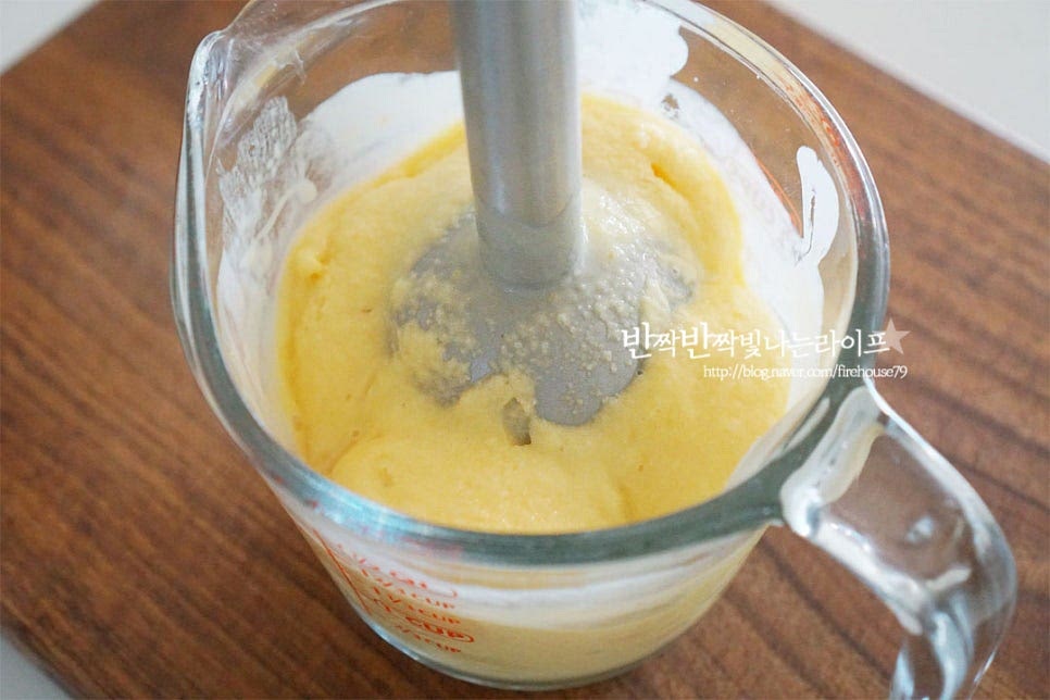 핸드블렌더로 부드럽게 갈아줍니다. 카페에서 마시던 맛 못지않게 부드럽게 갈아졌어요. 유리잔에 담아주면 딱 1잔 분량이 만들어집니다. 먹음직스럽게 망고와 허브를 올려주시면 더 특별하게 마실 수 있어요. 시원하게 마시면 달콤함이 퍼지는 스무디만들기 망고주스 한 잔이면 당충전까지 되죠~ 과즙 가득한 진한 맛이 매력이에요. 영상도 같이 담았어요. 특유의 향과 맛이 가득한 망고요리는 어떻게 먹어도 맛있지만 차가운 음료가 생각날 때 부드럽게 갈아서 드셔보세요. 냉동된 걸 넣으시면 더 진하고, 여기에 요거트 더해주면 더 산뜻하답니다. 망고스무디 만들기 달달하고 산뜻하게 드세요^^ 끄읕 !