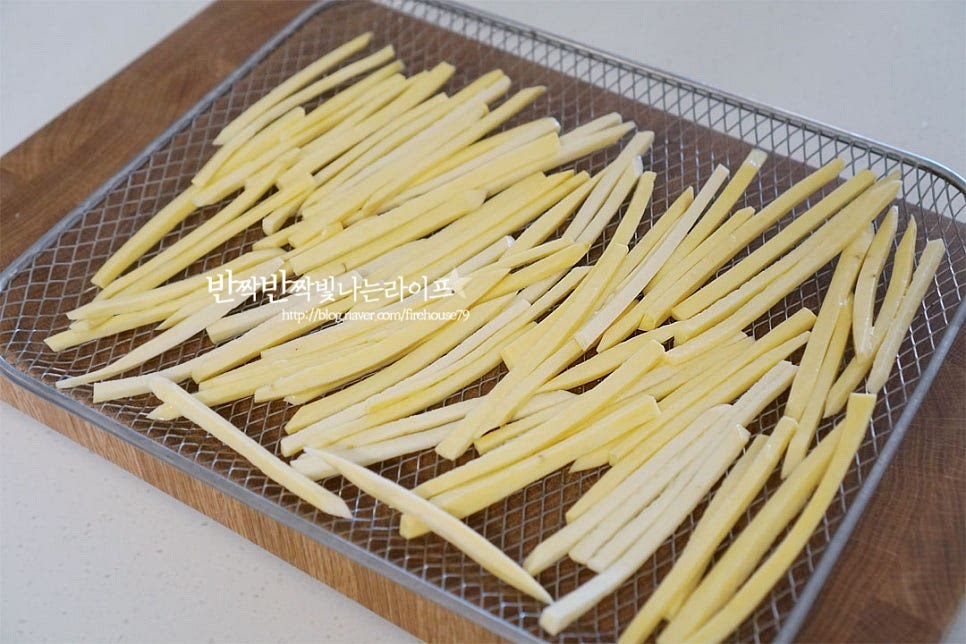 에프 트레이에 겹치지 않게 펼쳐서 올려줍니다. 고구마튀김의 식감을 위해 종이호일을 깔지 않고 겹치지 않도록 해줍니다. 트레이를 넣어줍니다. 에어프라이어 고구마스틱은 180도 10분 조리해줍니다. 기기의 사양에 따라 온도와 시간은 조절해줍니다. 중간에 한번 뒤적여 골고루 익을 수 있도록 해주었어요. 얇은 끝부분은 노릇한 색이지만 전체적으로 노랗고 바삭하게 잘 튀겨졌어요. 식용유를 많이 넣지 않고도 식감을 살린 달콤한 별미 간식이랍니다. 식힐 때도 눅눅하지 않게 채망에 올려 식혀주면 먹는 내내 오독오독 달콤한 맛이 좋아요. 영상도 같이 담았어요. 일정한 두께로 채를 썬 뒤 전분과 수분을 꼼꼼하게 제거해준 뒤 소금 약간 뿌려 에프에 튀겨내면 온 가족이 좋아하는 단맛 가득한 맛이 된답니다. 아이가 좋아해서 바로 손이 다가와 집어먹었는데요. 먹다 보면 순삭해버리는 맛이라 한 번에 넉넉하게 만들어야 한답니다. 고구마스틱 에어프라이어 고구마 간식을 간단하고 맛있게 요리해드세요^^ 끄읕 !