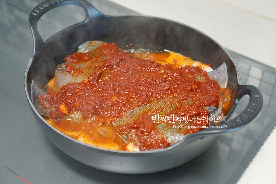 처음에 센 불에서 팔팔 끓으면 중간 센 불로 낮추어 15분 정도 조려줍니다. 중간중간 소스를 끼얹어가며 익혀주시면 속까지 맛이 스며들어 맛나게 익어요. 무와 생선이 익으면 대파와 고추를 넣고 한소끔 끓여 마무리해요 취향에 따라 국물을 자작하게 해주시면 밥과 같이 비벼드시기 좋고요. 매운맛을 좋아한다면 고추를 넉넉히 넣어주시면 칼칼하니 맛깔나요. 영상도 같이 담았어요. 부드럽고 매콤하게 간이 스며들어 담백 고소하면서도 무와 어우러지는 맛이 달큰 시원해요. 보글보글 끓여졸여지면서 깊은 맛이 난답니다. 가자미조림 만드는 법 맛있게 만들어 드세요^^ 끄읕 !