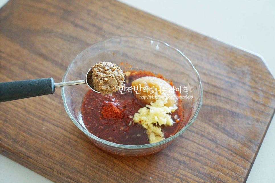 생선조림 양념장을 만들어요. 매콤한 맛을 더해주는 고춧가루와 함께 비린내를 잡아주는 된장과 들기름을 넣어주었습니다. 된장과 들기름이 들어가면 구수한 맛이 깊으면서도 생선 특유의 비릿함을 잡아주어요. 고춧가루 3 큰 술, 진간장 3 큰 술 참치액 1 큰 술, 황설탕 1 큰 술 간마늘 1 큰 술 듬뿍, 간 생강 1/2 큰 술 맛술 1 큰 술, 생강술(청주) 1 큰 술 된장 1 작은 술, 들기름 1 큰 술 넣어줍니다. 가자미조림 양념 재료를 잘 섞어준 뒤 간을 보고 입맛에 맞게 가감하여 주세요.